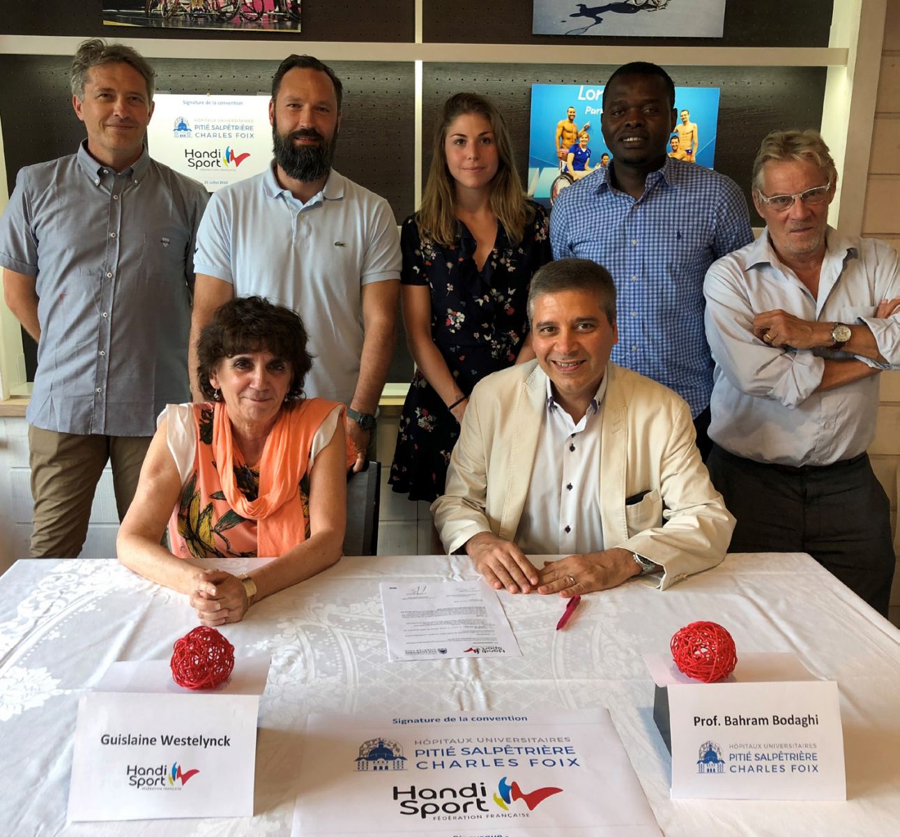 Le professeur Bahram Bodaghi, chef de service ophtalmologie et Guislaine Westelynck, présidente de la FFH.