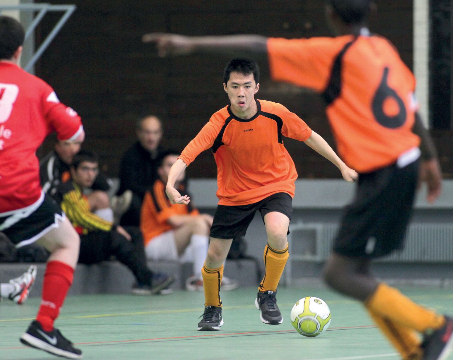 Le foot en salle pour les mal-marchants, une activité très prisée par les jeunes.
