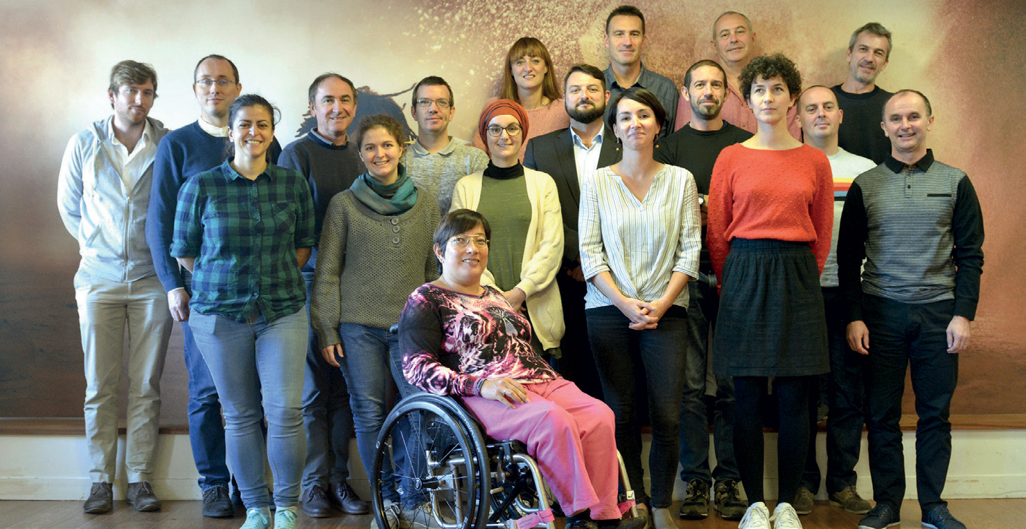 Les douze chercheurs du groupe de travail sur les sports en fauteuil : Marjolaine Astier, Joseph Bascou, Caroline Cohen, Jean-François Debril, Karine Duclos, François Durand, Arnaud Faupin, Gérôme Gauchard, Jean-Christophe Géminard, Laura Lemahieu, Didier Pradon, Christophe Sauret et Thierry Weissland réunis au siège de la FFH le 8 novembre dernier.