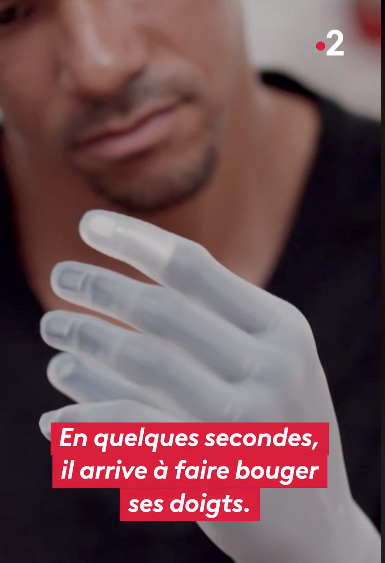 En quelques secondes, il arrive à faire bouger ses doigts